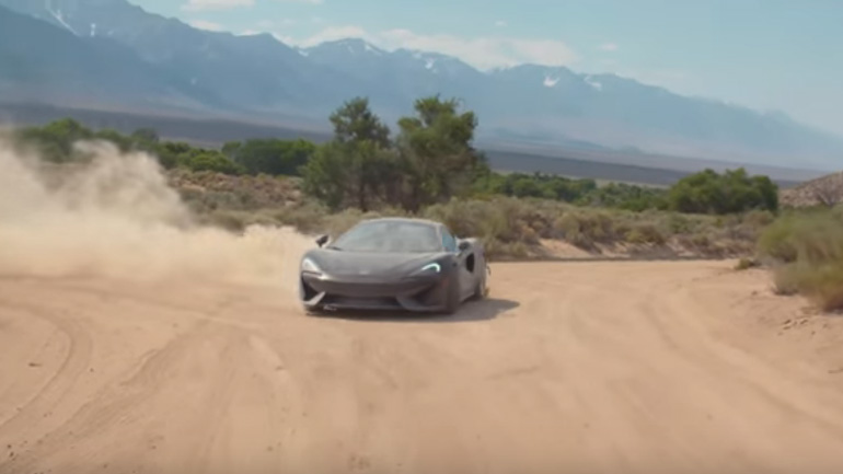 Ντριφτάροντας στο χώμα με δύο υπέροχα supercar